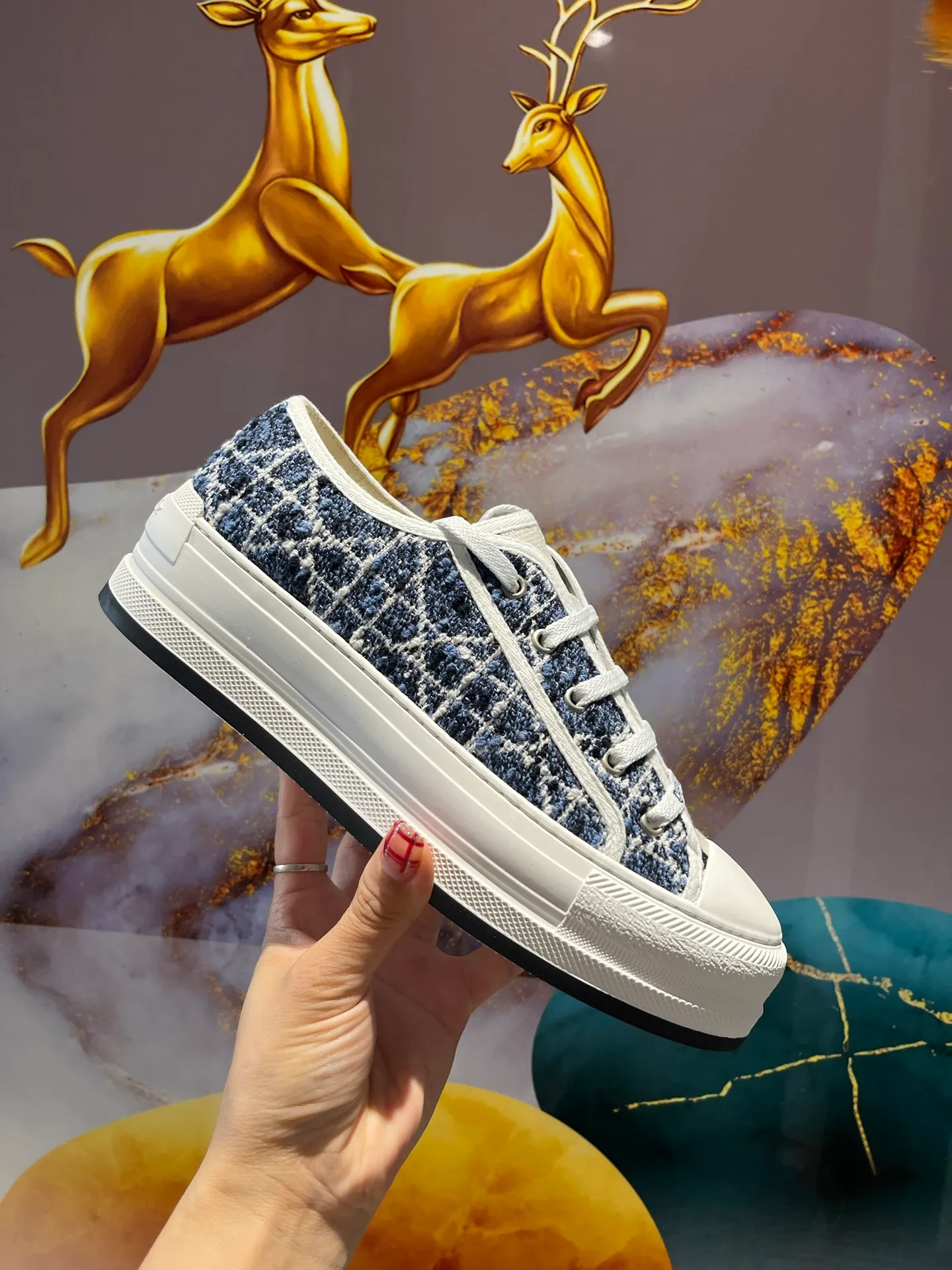 👟👟Ex-factory price 520👟👟 Walk‘n’Dior embroidered mid-top casual shoes are new in 2025. On the fashion stage, Dior embroidered shoes are the well-deserved protagonist. Delicate stitching is used on the upper, every stitch is devoted to the craftsman's efforts, and every thread is woven with artistic poetry. From complex floral patterns to smart geometric textures, embroidery is like the magic that gives shoes life, allowing them to show dynamic beauty even in static conditions.   Wearing Dior embroidered shoes feels like stepping into a dream world full of art. It is not only a pair of shoes, but also a walking piece of art that perfectly integrates fashion and culture. Whether you are strolling on the bustling city streets or attending important social occasions, Dior embroidered shoes can add unique charm to your style and become the focus of everyone's attention.   Choosing Dior embroidered shoes means choosing a persistent pursuit of quality and a unique understanding of fashion. Let it accompany you through every wonderful moment and leave your own fashion mark.  Material: Sheepskin lining, feet, silk cowhide, size 35-41, heel height 5cm